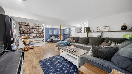 2617 3Rd Street, Cranbrook, BC - Indoor Photo Showing Living Room