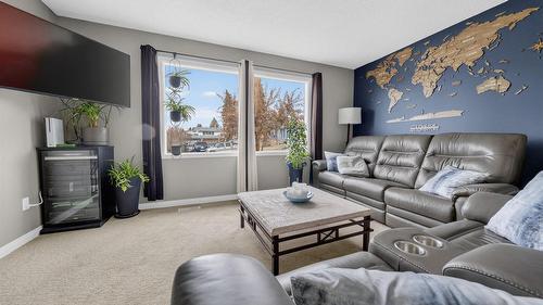2617 3Rd Street, Cranbrook, BC - Indoor Photo Showing Living Room