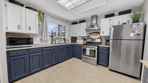2617 3Rd Street, Cranbrook, BC - Indoor Photo Showing Kitchen