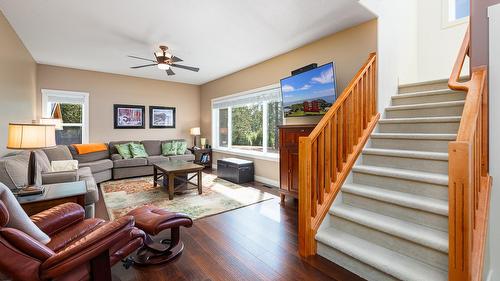 13484 & 13486 Lakeshore Drive, Boswell, BC - Indoor Photo Showing Living Room