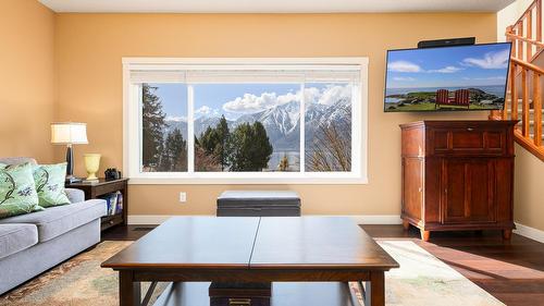 13484 & 13486 Lakeshore Drive, Boswell, BC - Indoor Photo Showing Living Room