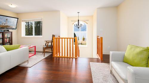 13484 & 13486 Lakeshore Drive, Boswell, BC - Indoor Photo Showing Living Room