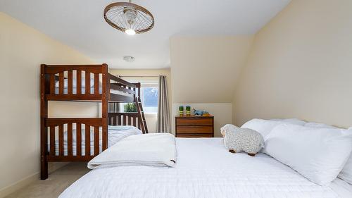 13484 & 13486 Lakeshore Drive, Boswell, BC - Indoor Photo Showing Bedroom