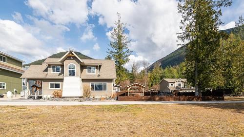 13484 & 13486 Lakeshore Drive, Boswell, BC - Outdoor