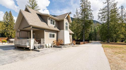 13484 & 13486 Lakeshore Drive, Boswell, BC - Outdoor
