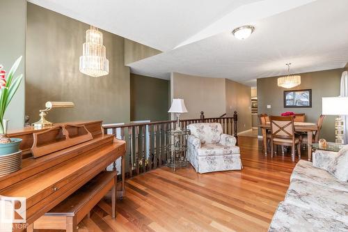 454 Ormsby Rd W Nw, Edmonton, AB - Indoor Photo Showing Living Room