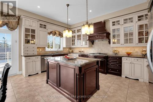 11 Beauvista Court, Vaughan, ON - Indoor Photo Showing Kitchen With Upgraded Kitchen