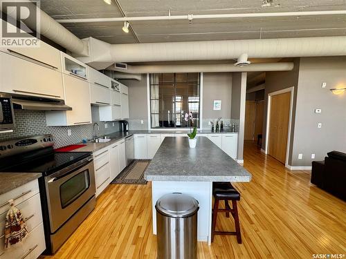 301 12 23Rd Street E, Saskatoon, SK - Indoor Photo Showing Kitchen