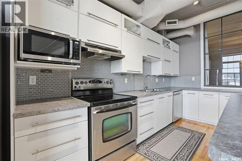 301 12 23Rd Street E, Saskatoon, SK - Indoor Photo Showing Kitchen With Stainless Steel Kitchen With Upgraded Kitchen