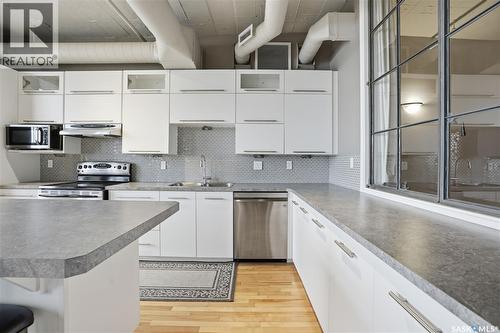 301 12 23Rd Street E, Saskatoon, SK - Indoor Photo Showing Kitchen With Stainless Steel Kitchen With Upgraded Kitchen