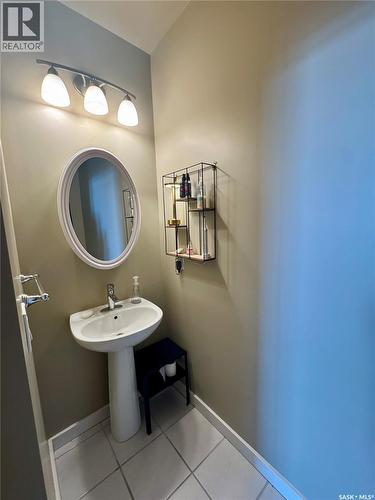 301 12 23Rd Street E, Saskatoon, SK - Indoor Photo Showing Bathroom