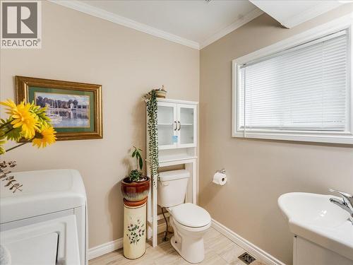 1767 Second Avenue, Trail, BC - Indoor Photo Showing Bathroom