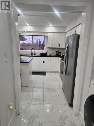 1680 Samuelson Circle, Mississauga, ON - Indoor Photo Showing Kitchen