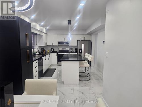 1680 Samuelson Circle, Mississauga, ON - Indoor Photo Showing Kitchen With Upgraded Kitchen