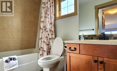 Main Floor Bathroom - 6844 Madrid Way Unit# 321, Fintry, BC - Indoor Photo Showing Bathroom