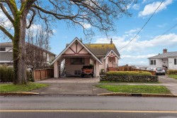 1811 Hollywood Cres  Victoria, BC V8S 1J2