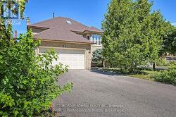 8 ELMSLEY DRIVE  Richmond Hill, ON L4C 8N1