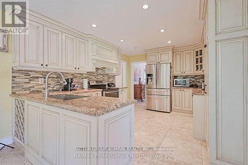 8 Elmsley Drive, Richmond Hill, ON - Indoor Photo Showing Kitchen With Upgraded Kitchen