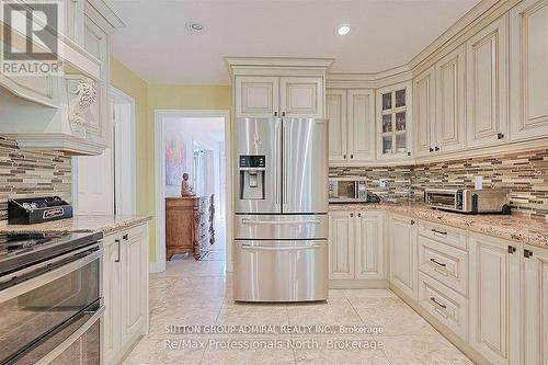 8 Elmsley Drive, Richmond Hill, ON - Indoor Photo Showing Kitchen With Upgraded Kitchen