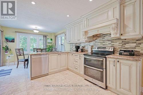 8 Elmsley Drive, Richmond Hill, ON - Indoor Photo Showing Kitchen With Upgraded Kitchen