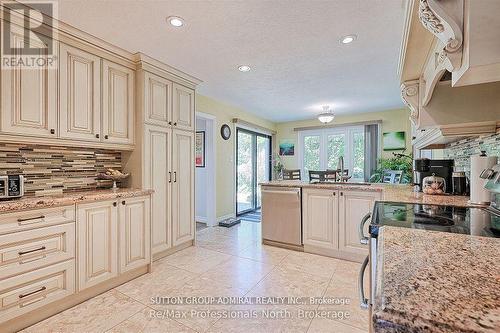 8 Elmsley Drive, Richmond Hill, ON - Indoor Photo Showing Kitchen