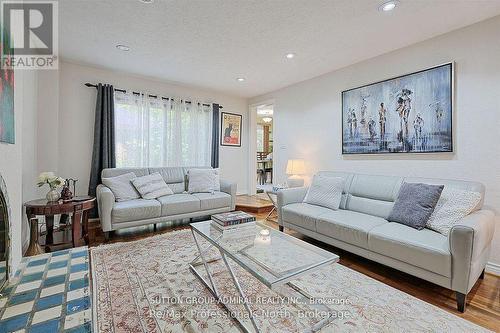 8 Elmsley Drive, Richmond Hill, ON - Indoor Photo Showing Living Room