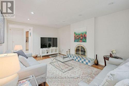 8 Elmsley Drive, Richmond Hill, ON - Indoor Photo Showing Living Room