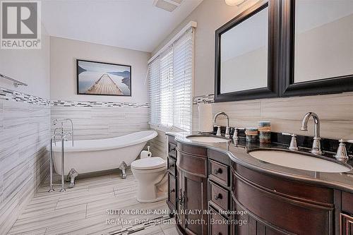 8 Elmsley Drive, Richmond Hill, ON - Indoor Photo Showing Bathroom