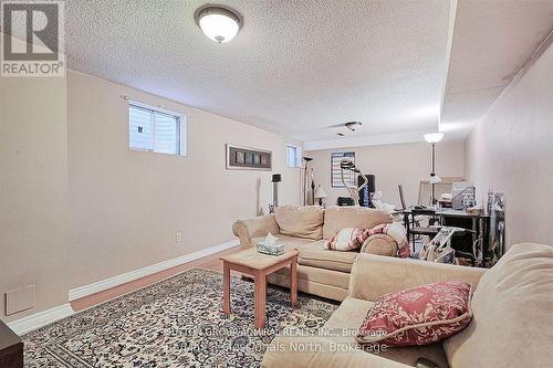 8 Elmsley Drive, Richmond Hill, ON - Indoor Photo Showing Living Room