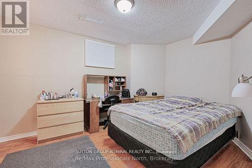 8 Elmsley Drive, Richmond Hill, ON - Indoor Photo Showing Bedroom