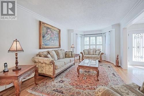 8 Elmsley Drive, Richmond Hill, ON - Indoor Photo Showing Living Room