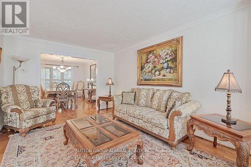 8 Elmsley Drive, Richmond Hill, ON - Indoor Photo Showing Living Room