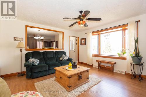 1443 1St Street E, Cornwall, ON - Indoor Photo Showing Living Room