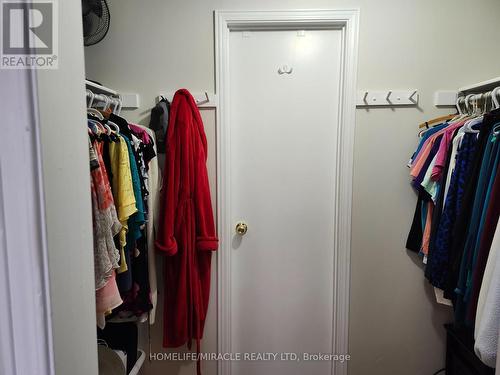 Walk in Closet in Master room - 6149 Starfield Crescent, Mississauga, ON - Indoor With Storage