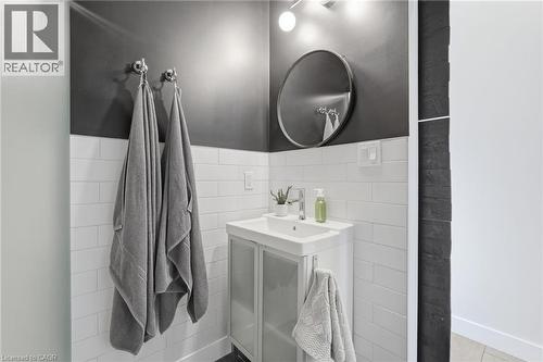 414 John Street N, Hamilton, ON - Indoor Photo Showing Bathroom