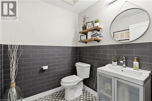 414 John Street N, Hamilton, ON - Indoor Photo Showing Bathroom
