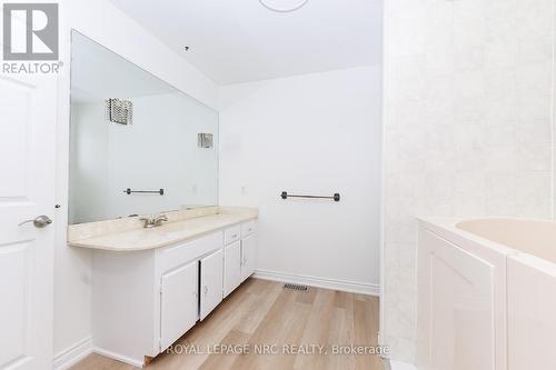 Ensuite privilege 4pc bathroom w/ walk-in tub - 61 Tremont Drive, St. Catharines (Glendale/Glenridge), ON - Indoor Photo Showing Bathroom