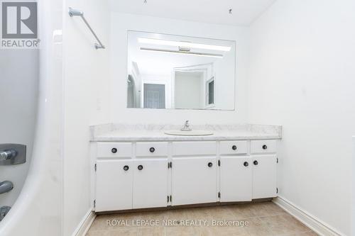Above grade 4pc bath - 61 Tremont Drive, St. Catharines (Glendale/Glenridge), ON - Indoor Photo Showing Bathroom