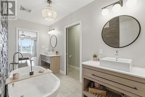 414 John Street, Hamilton, ON - Indoor Photo Showing Bathroom