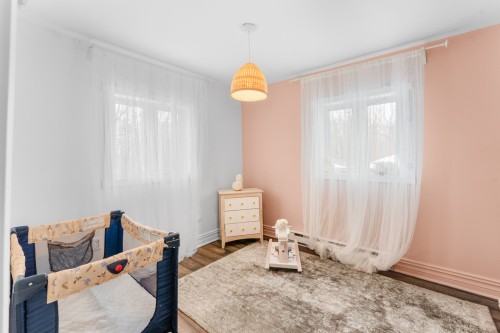 Chambre à coucher - 20 Rue Létourneau, Laval (Sainte-Rose), QC - Indoor Photo Showing Other Room