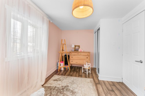 Chambre à coucher - 20 Rue Létourneau, Laval (Sainte-Rose), QC - Indoor Photo Showing Other Room