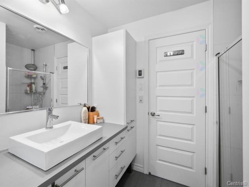 Bathroom - 1144 Rue St-Edouard, Longueuil (Le Vieux-Longueuil), QC - Indoor Photo Showing Bathroom