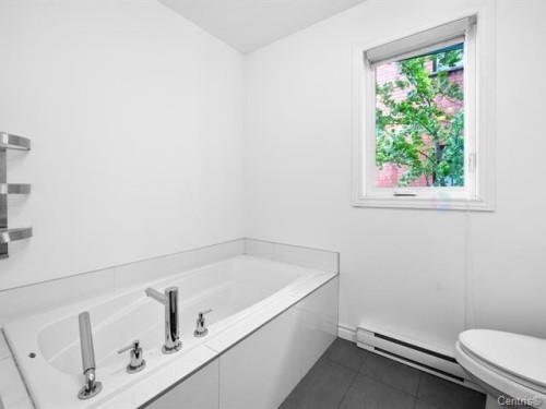 Bathroom - 1144 Rue St-Edouard, Longueuil (Le Vieux-Longueuil), QC - Indoor Photo Showing Bathroom