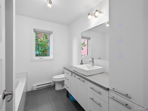 Bathroom - 1144 Rue St-Edouard, Longueuil (Le Vieux-Longueuil), QC - Indoor Photo Showing Bathroom