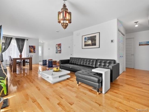 Living Room - 1144 Rue St-Edouard, Longueuil (Le Vieux-Longueuil), QC - Indoor Photo Showing Living Room