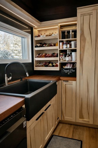 Cuisine - 1578 Av. Phillips, Mascouche, QC - Indoor Photo Showing Kitchen With Double Sink