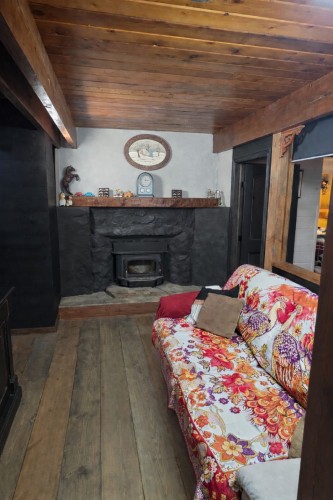 Salon - 1578 Av. Phillips, Mascouche, QC - Indoor With Fireplace