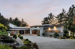 568 Lands End Rd North Saanich, BC V8L 5K9