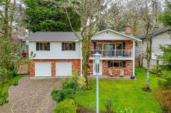 920 Woodhall Dr Saanich, BC V8X 3L8