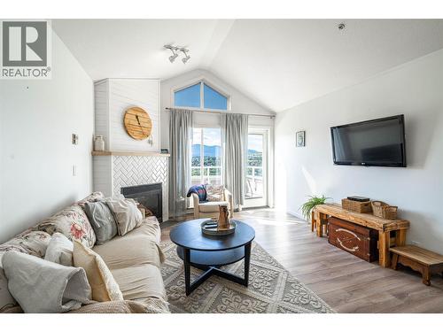 3320 Centennial Drive Unit# 403, Vernon, BC - Indoor Photo Showing Living Room